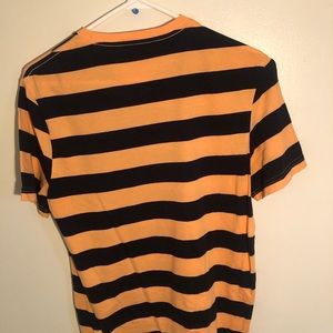 Black and yellow striped H&M tee
